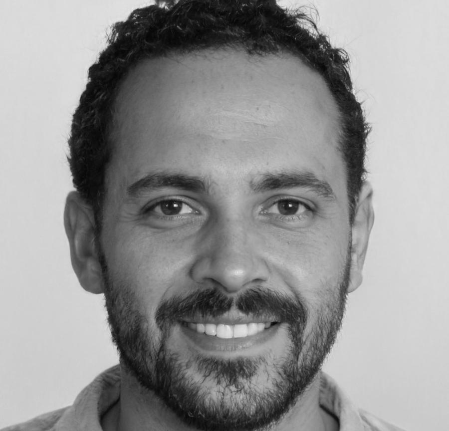 Retrato profesional de Aurelio Mendizábal, instructor principal de motion graphics